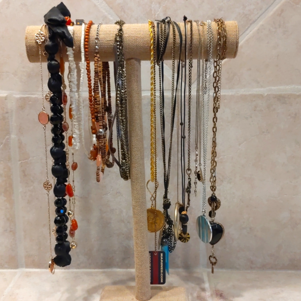 Lot of Nineteen (19) Mixed Fashion Jewelry Necklaces Beads Pendants Shells